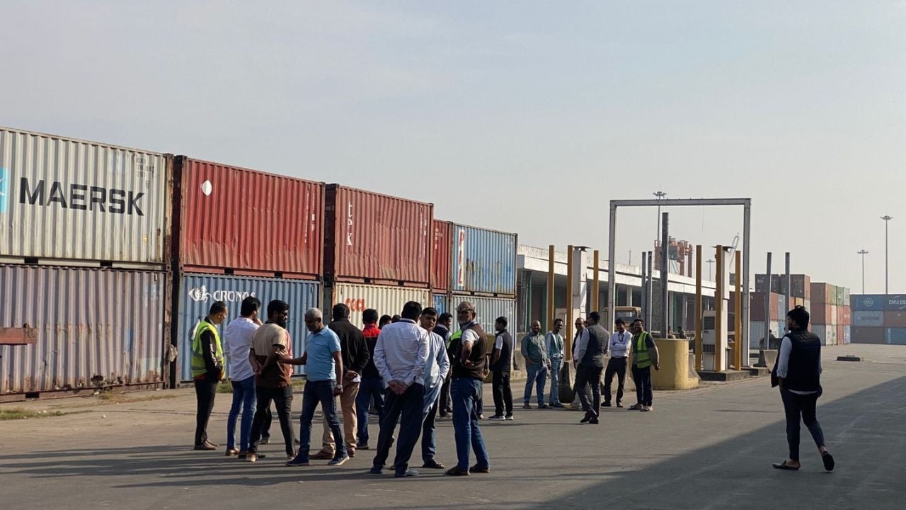 চট্টগ্রাম বন্দরে অবরোধ, কর্মকাণ্ডে স্থবিরতা