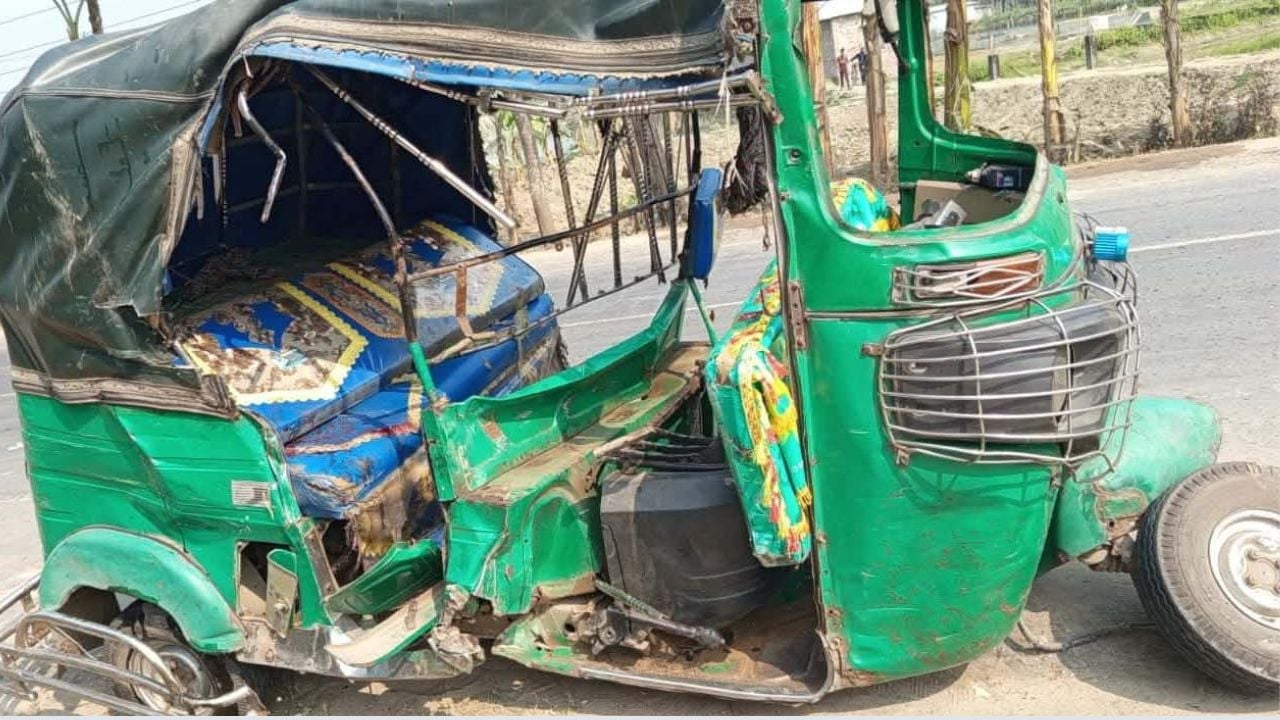 গৌরীপুরে দুই অটোরিকশার মুখোমুখি সংঘর্ষ, নিহত ১, আহত ৪