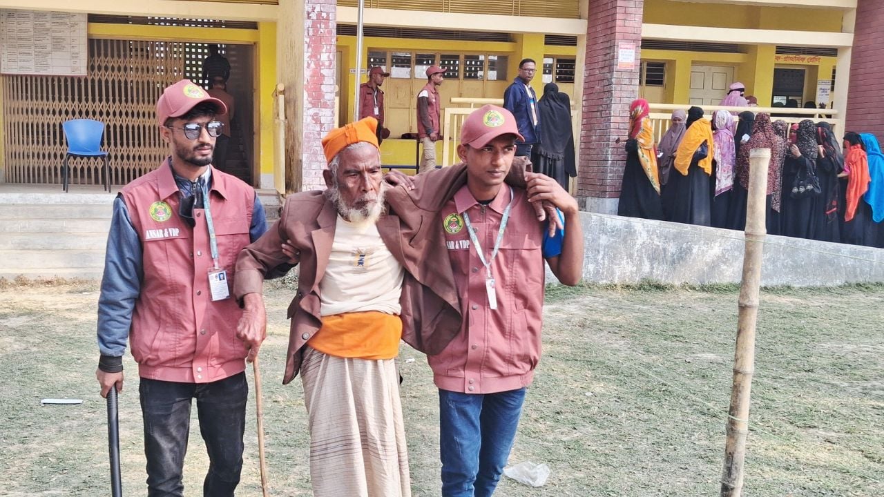 অন্যের কাঁধে চড়ে ভোট দিতে এলেন ৯০ বছরের মোজাফফর
