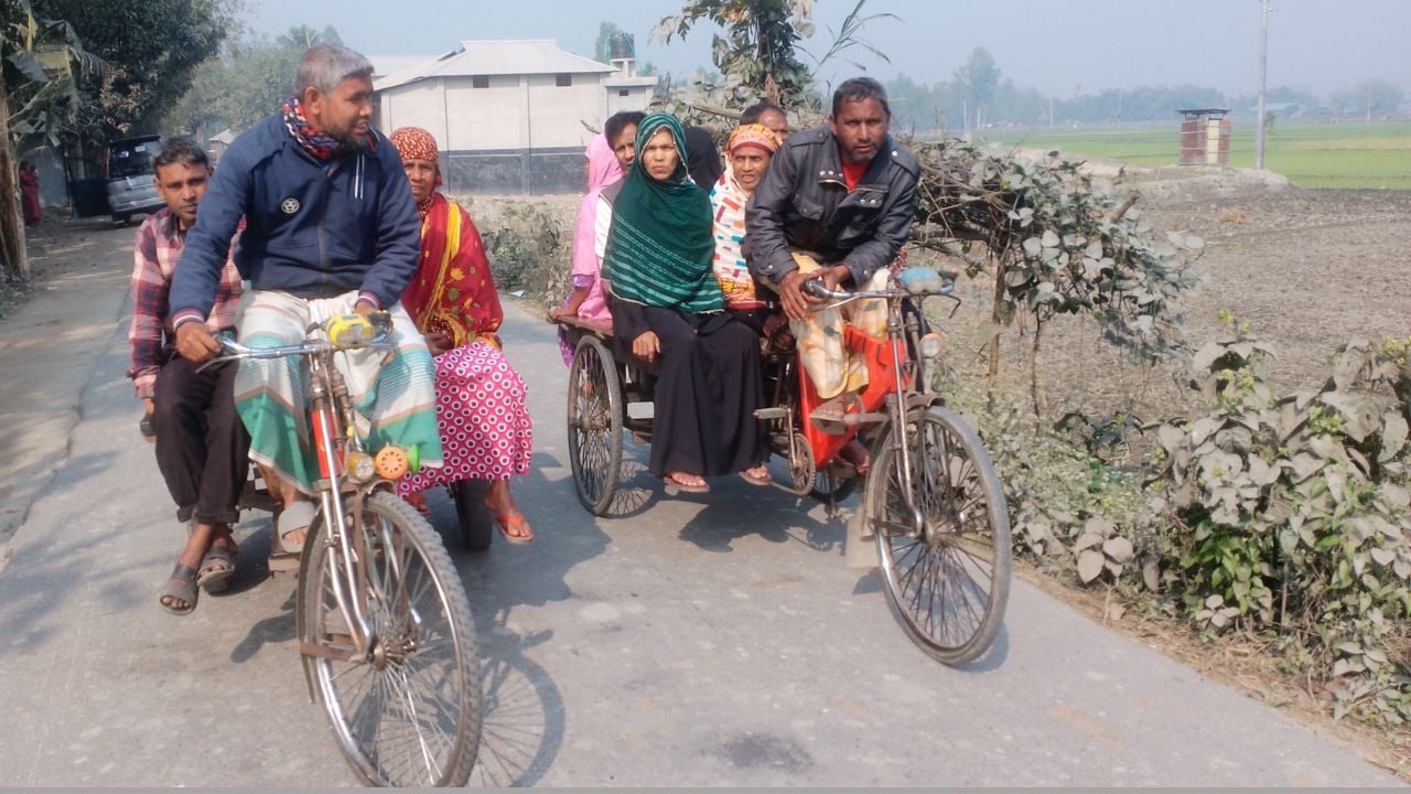 ভ্যানে ভ্যানে কেন্দ্রমুখী নারী ভোটাররা