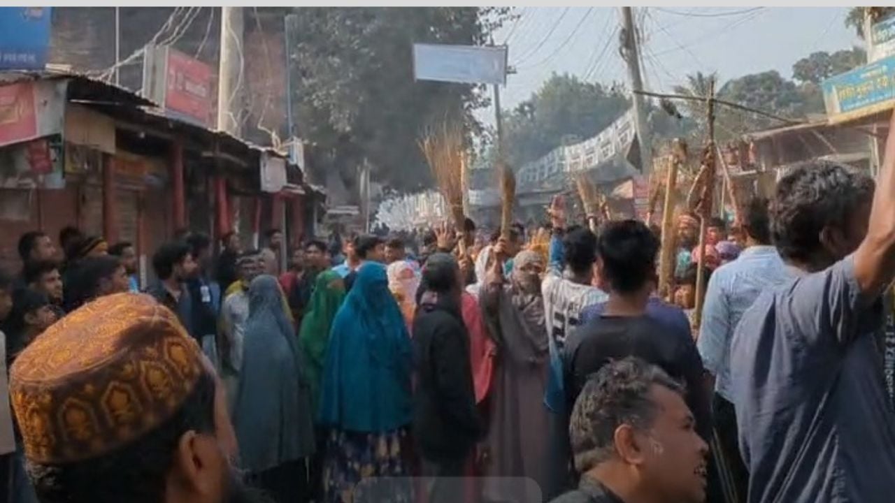 হারাগাছে পরাজিত ধানের শীষ প্রার্থীর সমর্থকদের বিক্ষোভ
