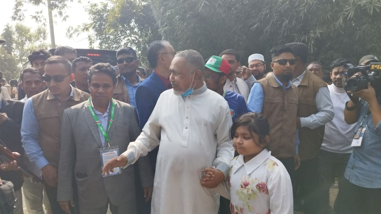 মা-বাবার কবর জিয়ারত শেষে ভোট দিলেন জামায়াত নেতা ডা. তাহের