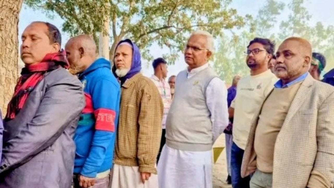 লাইনে দাঁড়িয়ে ভোট দিলেন বিএনপির প্রার্থী ডা. জাহিদ