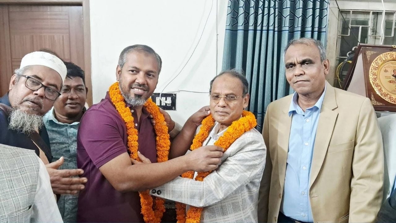 নির্বাচনি প্রতিদ্বন্দ্বিতা ভুলে সৌহার্দ্যের বার্তা দিলেন দুই প্রার্থী