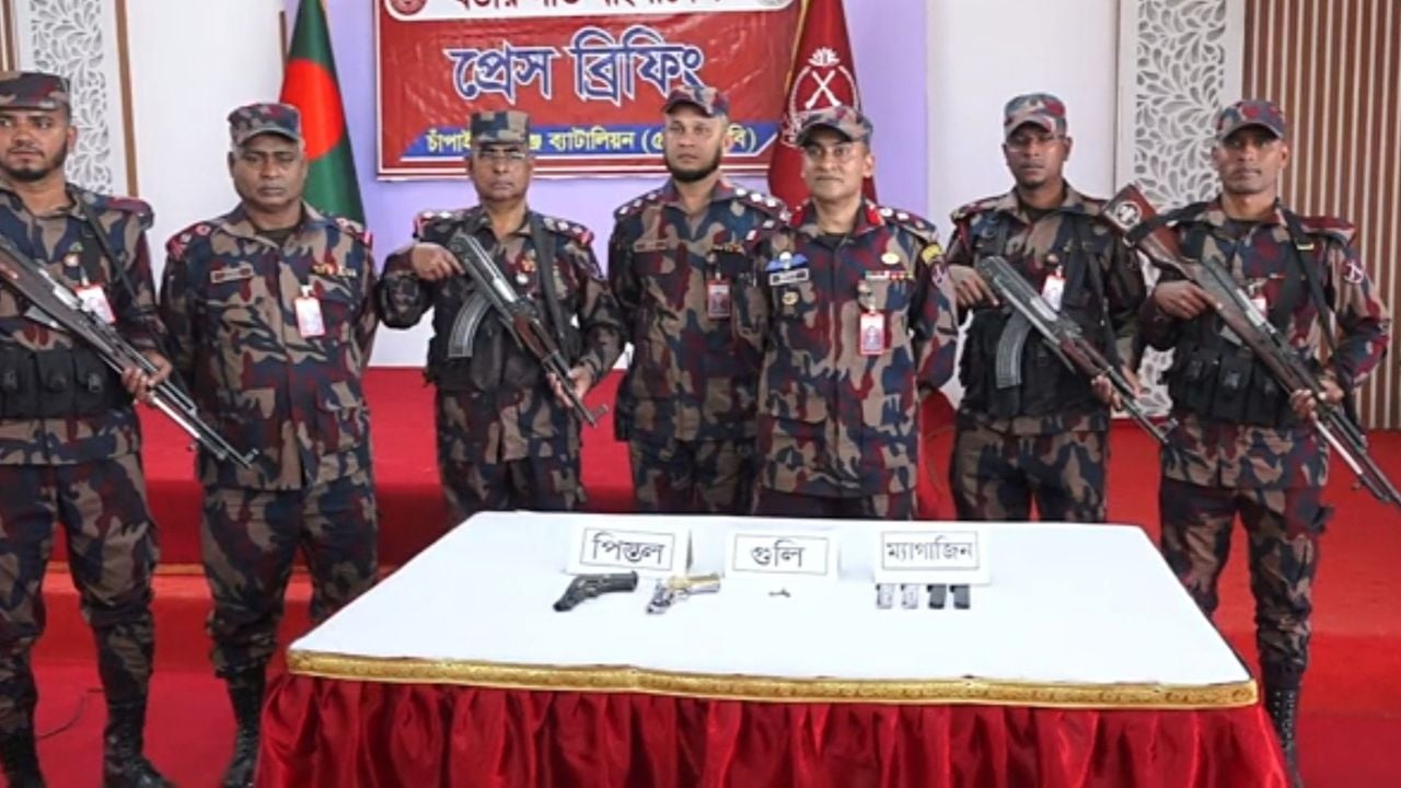 শিবগঞ্জ সীমান্তে দুই বিদেশি পিস্তল উদ্ধার