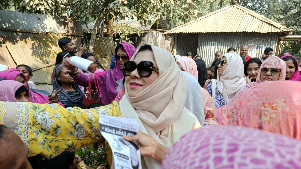 সারিয়াকান্দিতে বিএনপির প্রার্থীর প্রচারে সদলবলে পত্নী