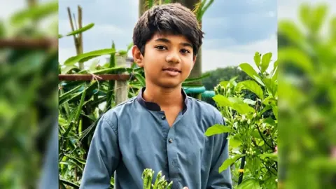 ‘আপনাদের কাছে হাত জোড় করছি, আমার ছেলেকে বাঁচান’