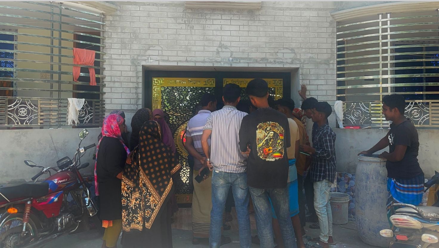সদরপুরে গ্রাহকের টাকা নিয়ে উধাও এনজিও, অফিসে তালা