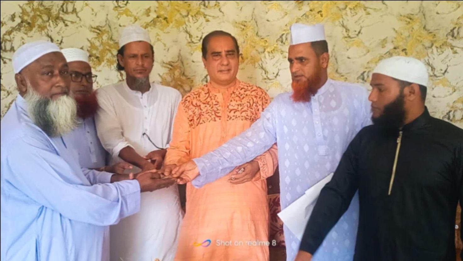 নিজের সরকারি সম্মানির অর্থ অসুস্থ ইমাম-মুয়াজ্জিনদের দিলেন এমপি 