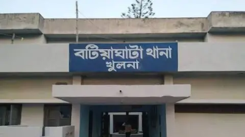 বটিয়াঘাটায় মোটরসাইকেলে এসে গুলিবর্ষণ, যুবদল নেতা আহত