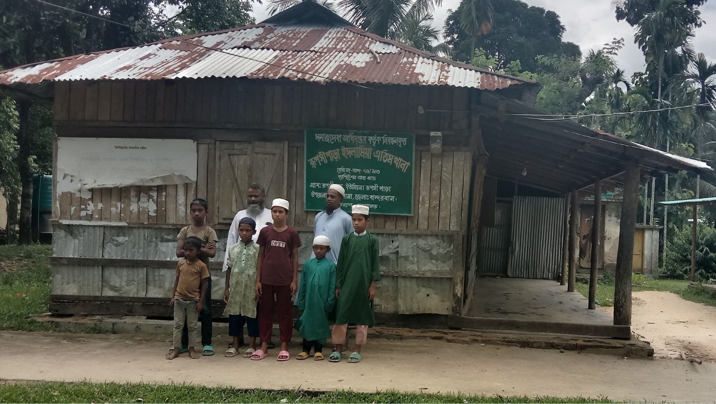 লামায় ঝুঁকি নিয়ে চলছে রুপসীপাড়া এতিমখানা