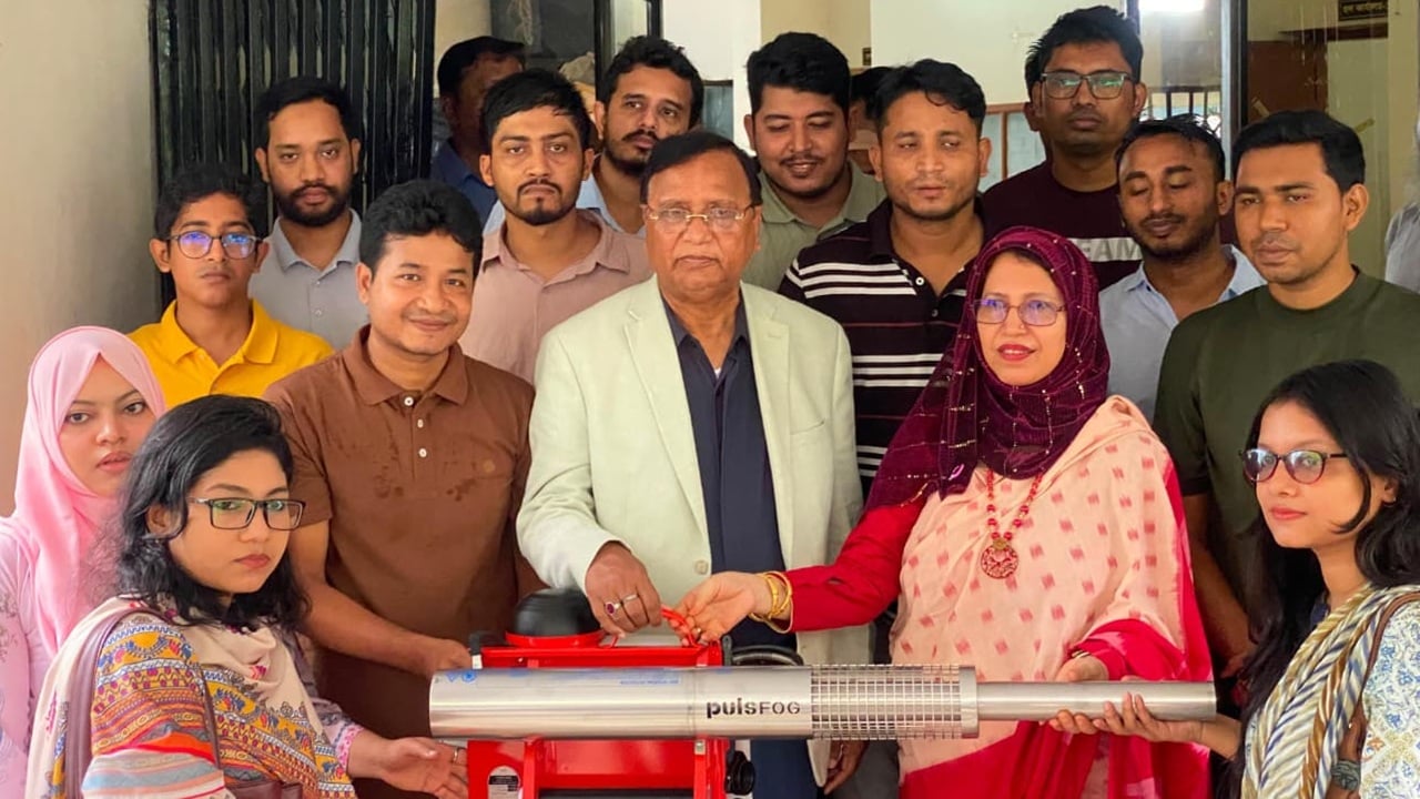 ঢাবির দুই ছাত্রী হলে ডিএসসিসি প্রশাসকের ফগার মেশিন বিতরণ