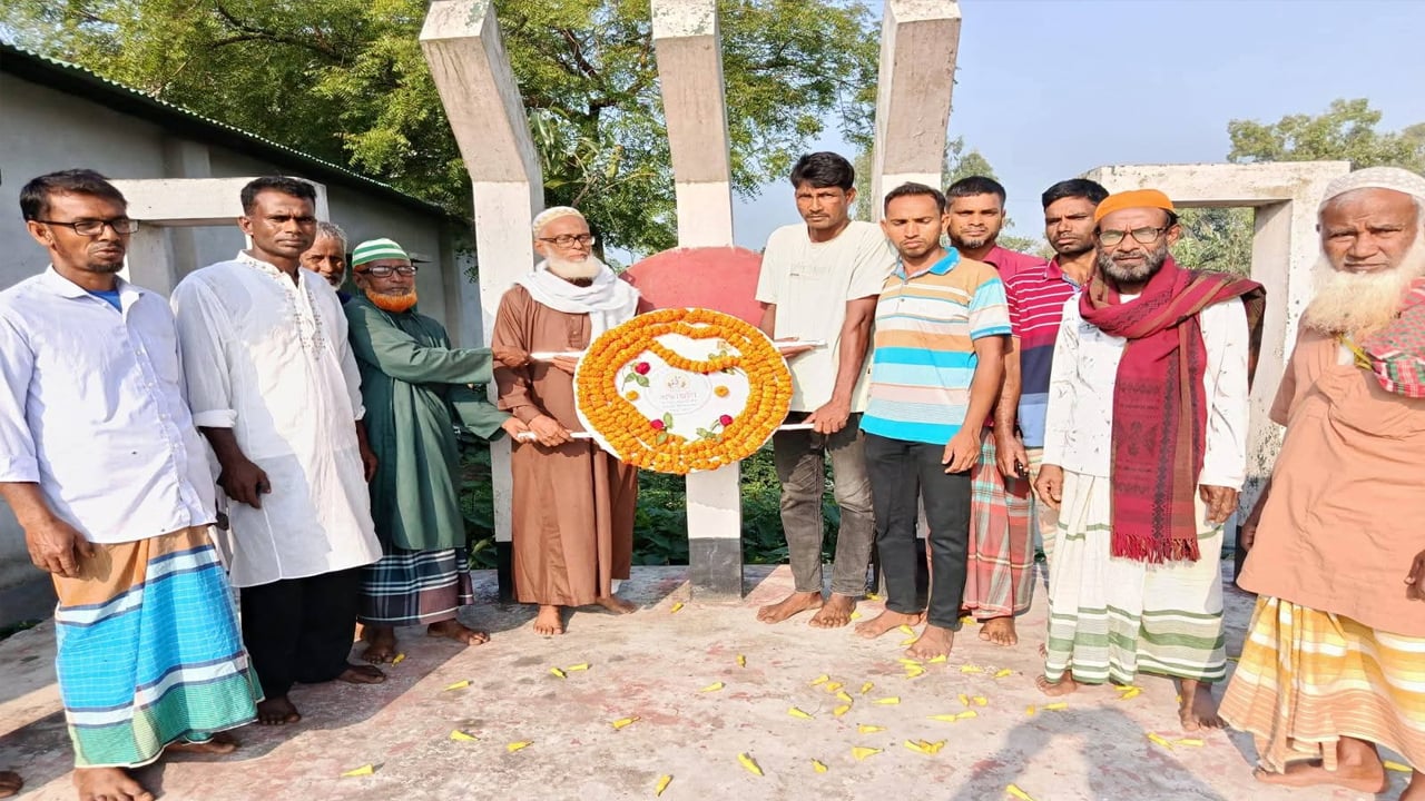 স্বাধীনতা দিবসে শহীদ মিনারে ফুল দিল নিষিদ্ধ আ.লীগ