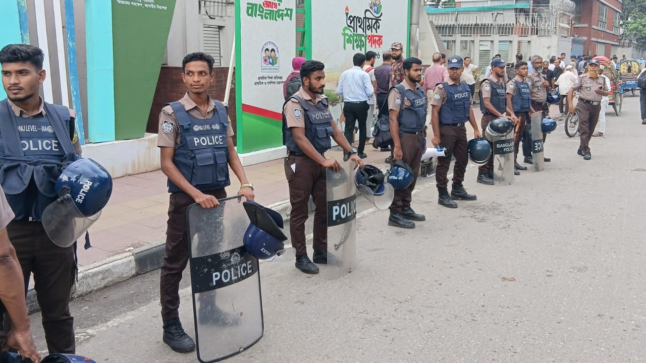 এইচএসসি পরীক্ষার্থীদের লংমার্চ ঘিরে সচিবালয়ে বাড়তি নিরাপত্তা