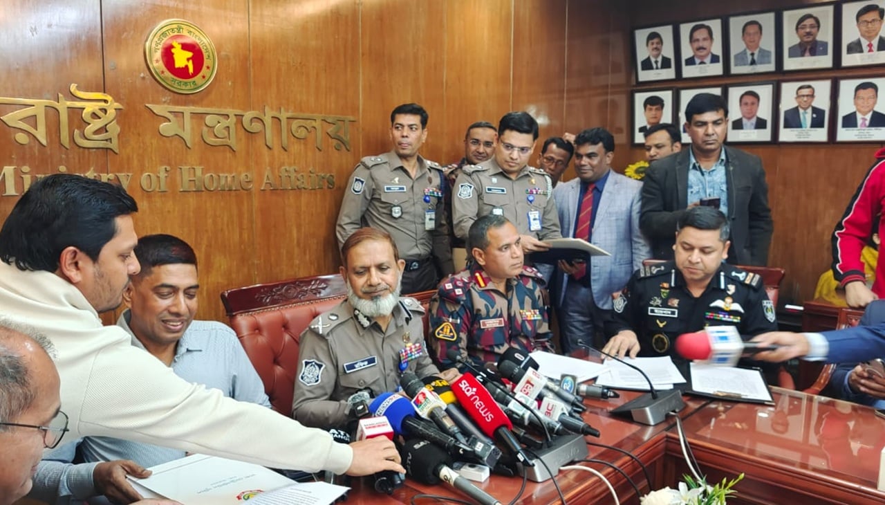 জরুরি প্রেস ব্রিফিং ডেকে উপস্থিত নেই স্বরাষ্ট্র উপদেষ্টা