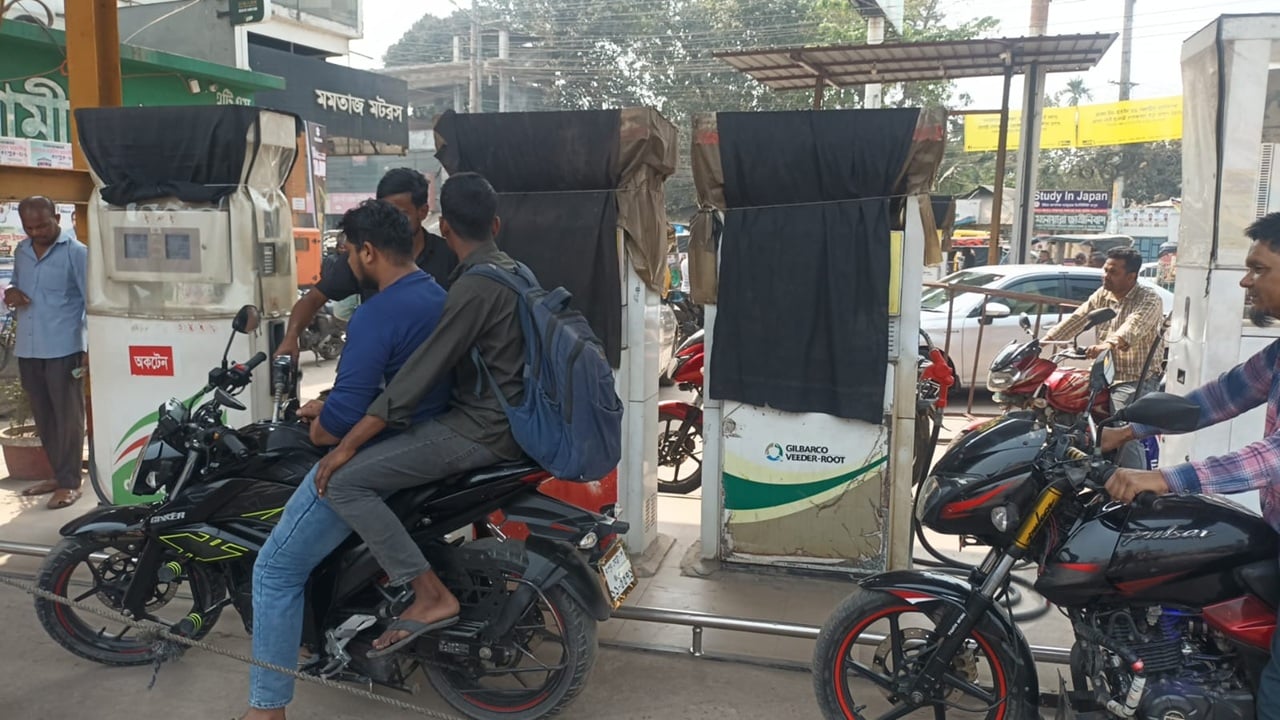 বহু পাম্প থেকে উধাও পেট্রোল, সিন্ডিকেটে আটকা তেল