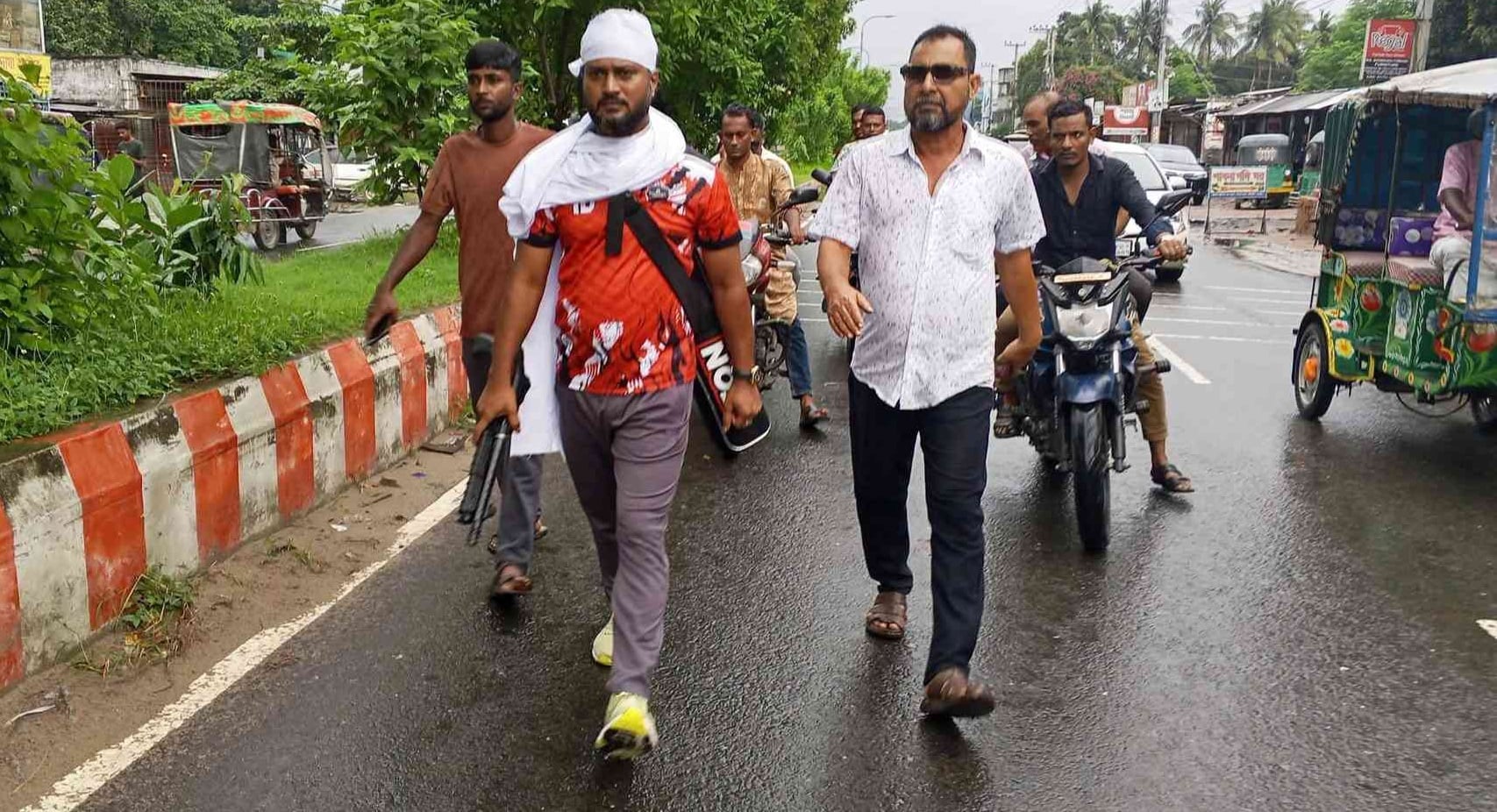 মাথায় কাফনের কাপড় জড়িয়ে প্রকাশ্যে অস্ত্রের মহড়া সাবেক ছাত্রদল নেতার