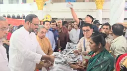 নিজ অর্থায়নে ২ হাজার ৮০০ মানুষকে পূজার উপহার দিলেন টুকু