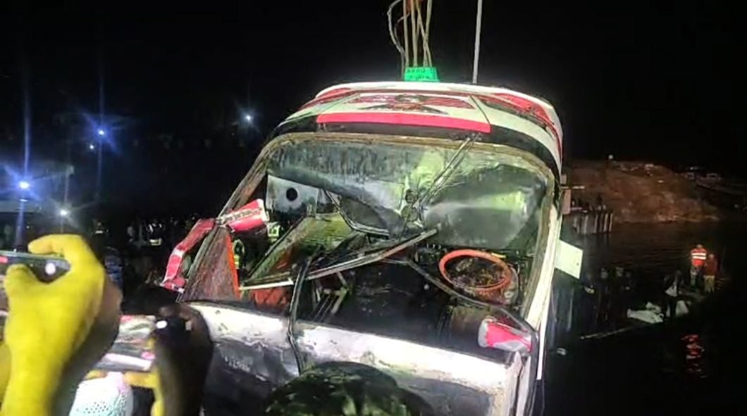 বাসের ভেতর থেকে একের পর এক বের করা হচ্ছে লাশ