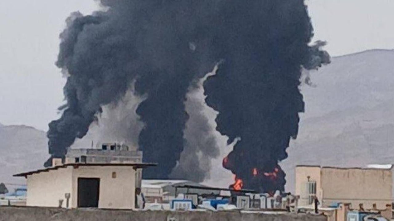 ইরানের হামলায় আবুধাবির পেট্রোকেমিক্যাল প্ল্যান্টে আগুন