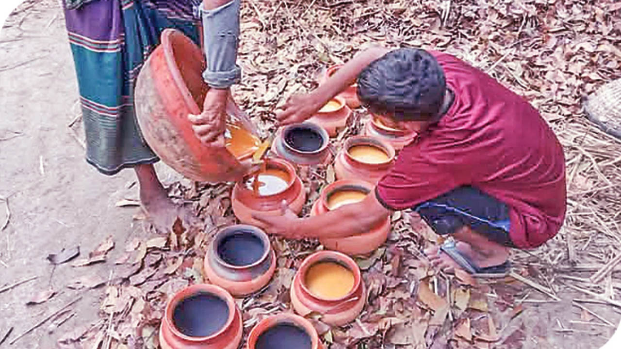 রমজানে চাহিদার শীর্ষে হাঁড়ির আখের গুড়