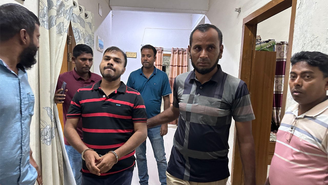 ছাত্রলীগ নেতাকে গ্রেপ্তার করতে গিয়ে হামলার শিকার পুলিশ, আহত ২