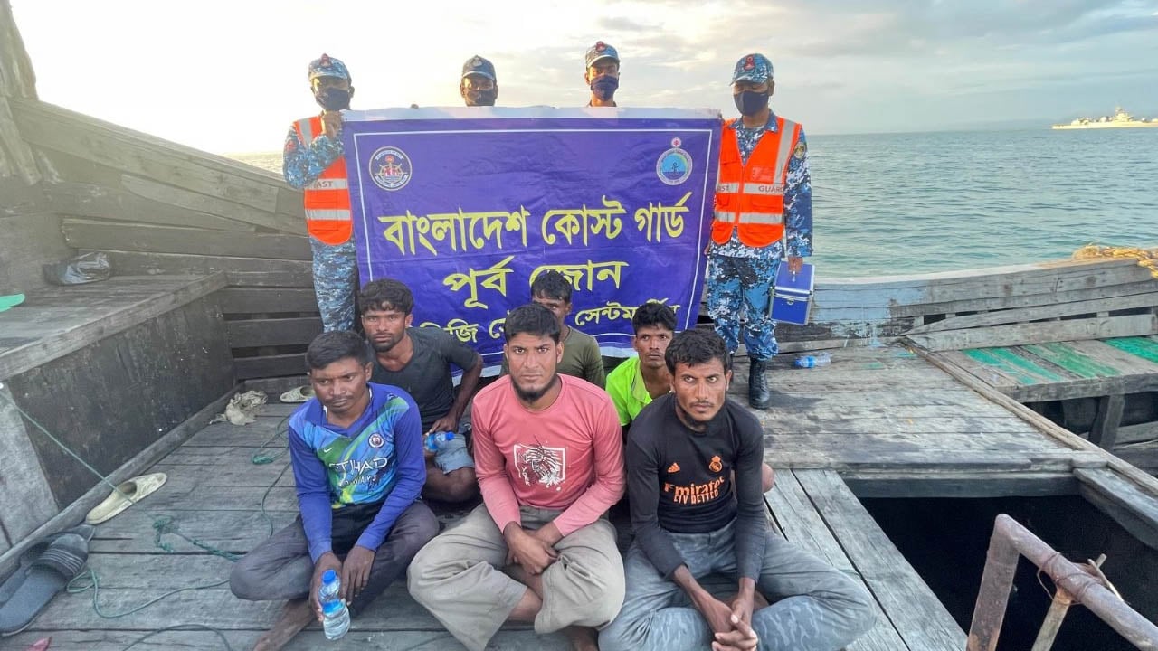 টেকনাফে ট্রলারডুবি, ৬ জেলে জীবিত উদ্ধার