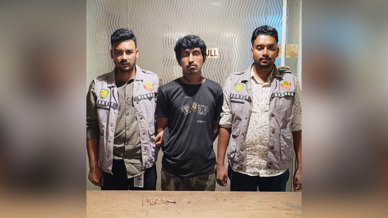 পুলিশ কর্মকর্তাকে ছুরিকাঘাত করে পালানো ছিনতাইকারী গ্রেপ্তার