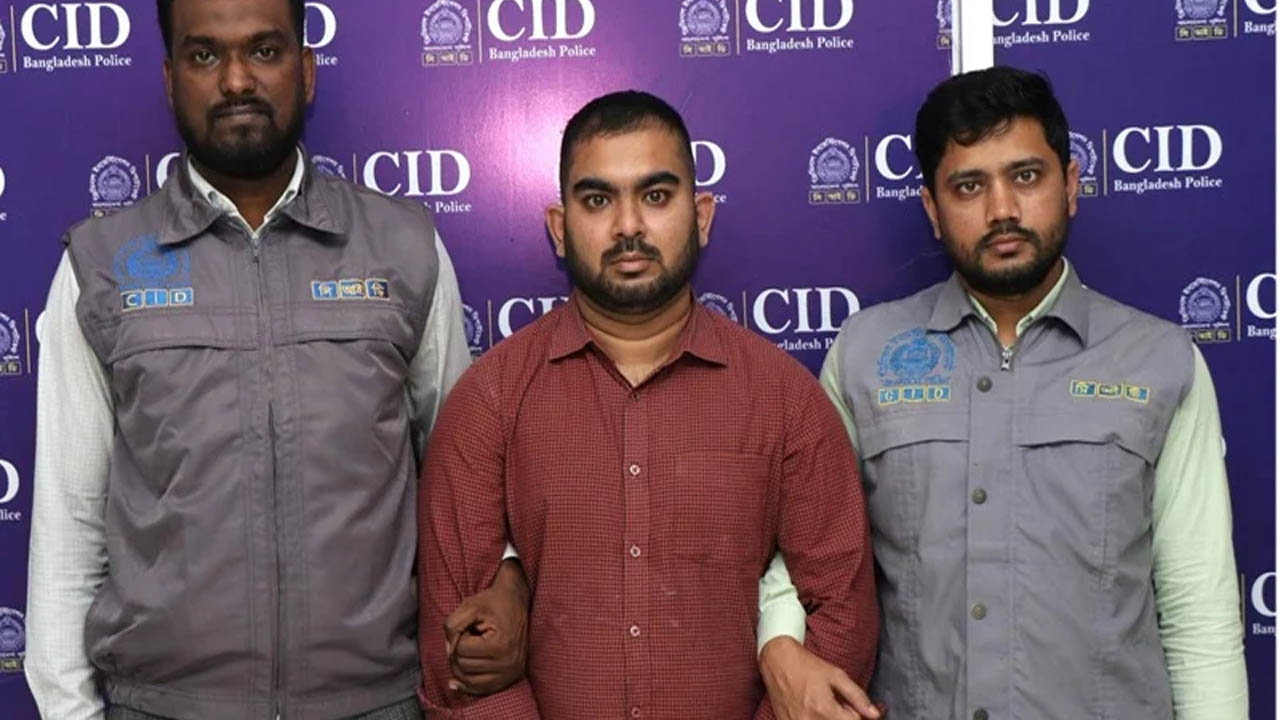 স্টোর রেন্ট ফাঁকি দিয়ে যন্ত্রপাতি খালাস, হোতা গ্রেপ্তার