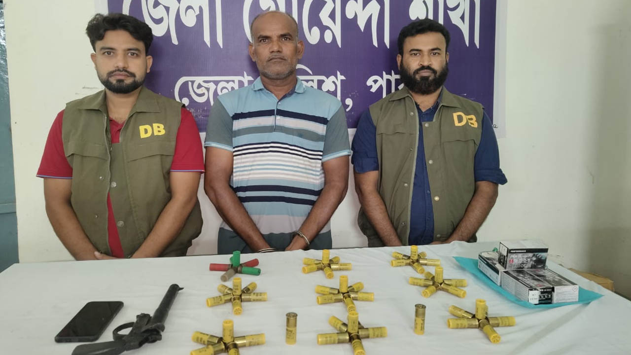 ঈশ্বরদীতে অস্ত্রসহ ব্যবসায়ী গ্রেপ্তার