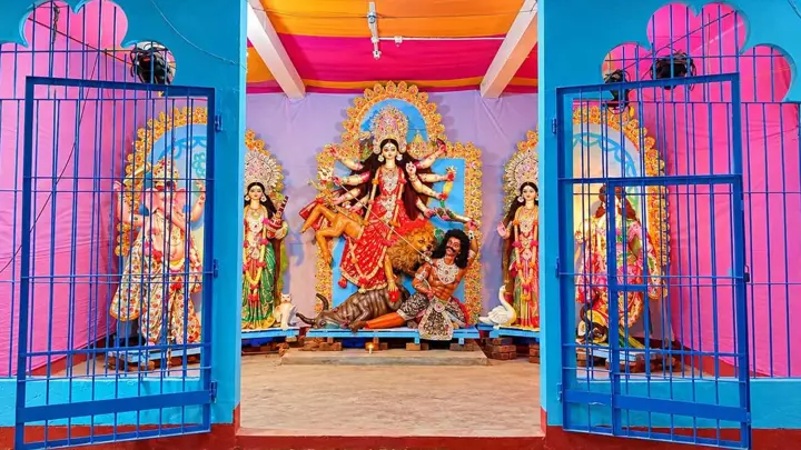 মদনে দুর্গোৎসব শুরু, ১৯ মণ্ডপে নেওয়া হয়েছে কড়া নিরাপত্তা