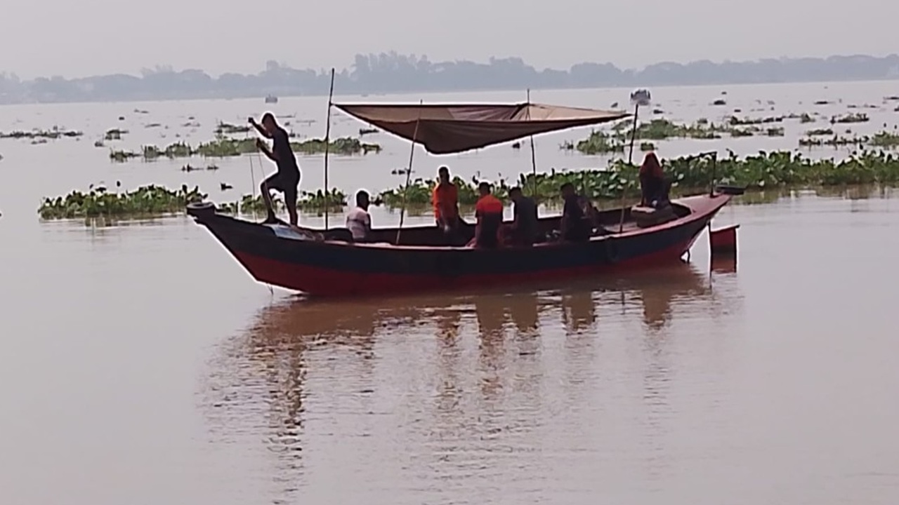 আড়াইহাজারের বিশনন্দী ফেরি থেকে যাত্রীসহ সিএনজি নদীতে, নিখোঁজ ২