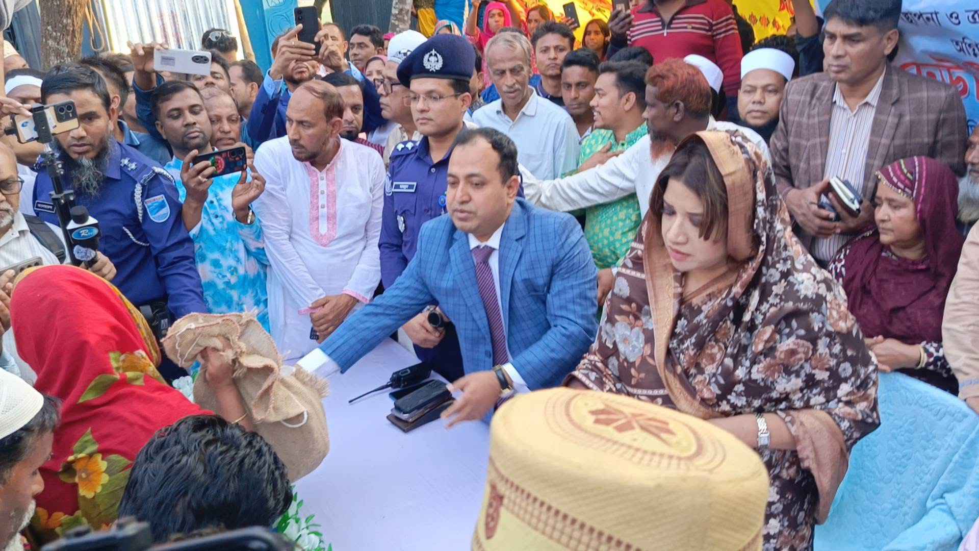 অগ্নিকাণ্ডে সর্বস্ব হারানো কৃষকের পাশে শামা ওবায়েদ