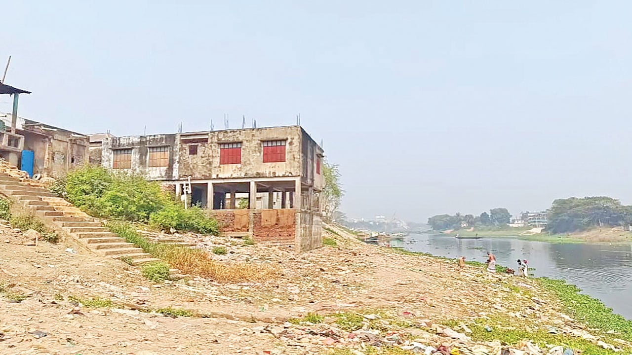 দখল-দূষণে অস্তিত্ব সংকটে তিতাস নদী