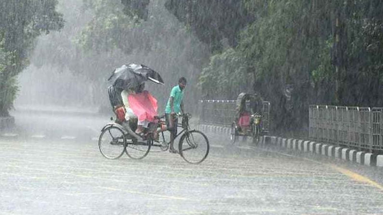 টানা বর্ষণে রাজধানীতে অচলাবস্থা, বৃষ্টি আরো বাড়বে বৃহস্পতিবার থেকে