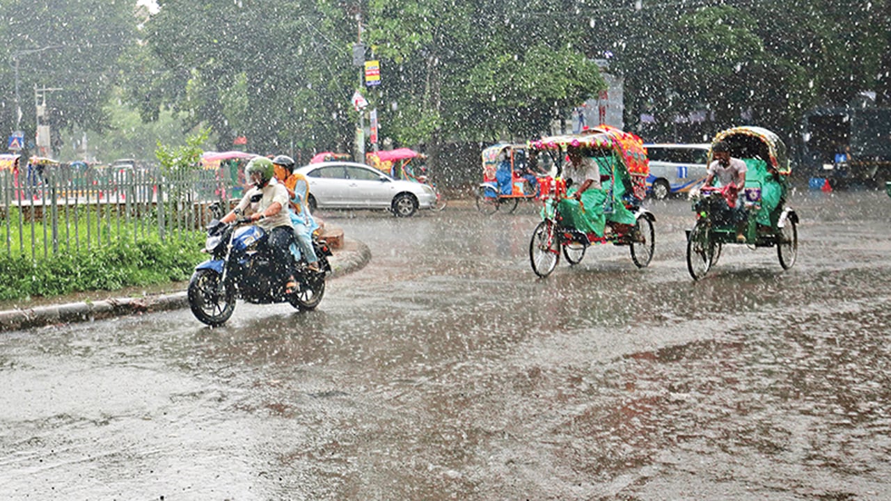 ভ্যাপসা গরমের পর রাজধানীতে ভারী বৃষ্টি, জনমনে স্বস্তি