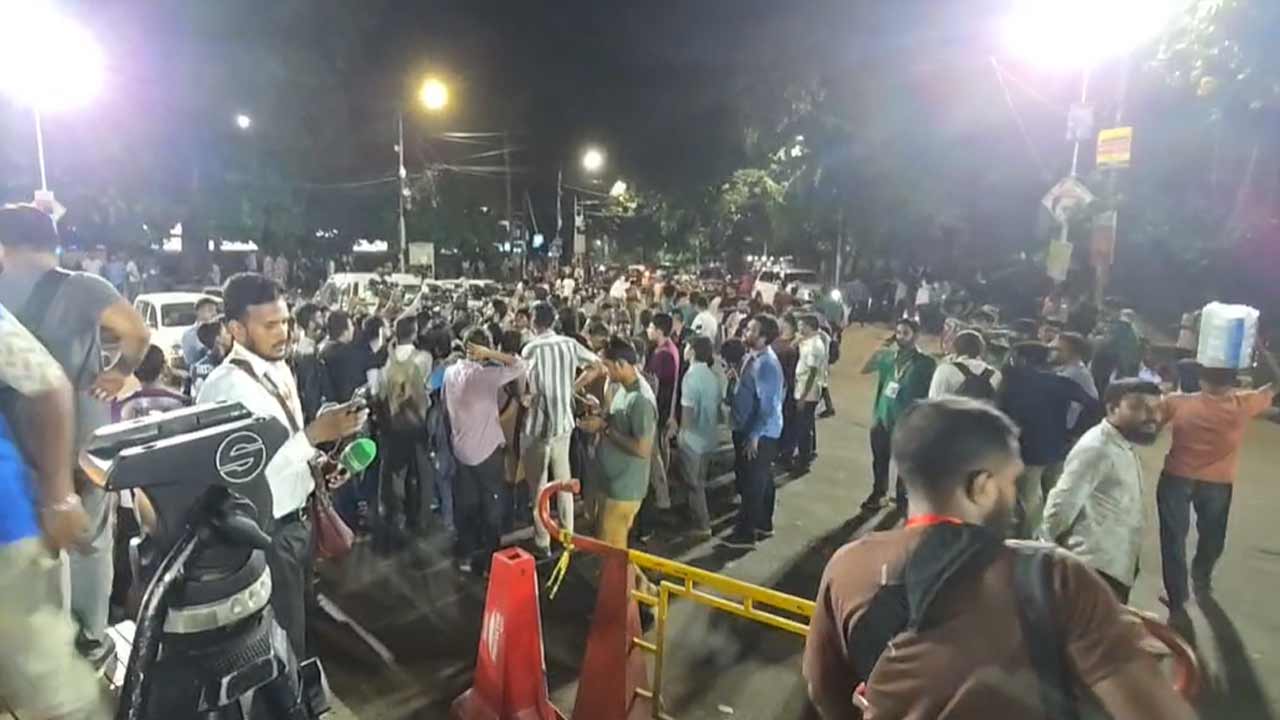 ঢাবির কেন্দ্রে কেন্দ্রে ছাত্রদলের বিক্ষোভ, ভোট গণনায় কারচুপির অভিযোগ