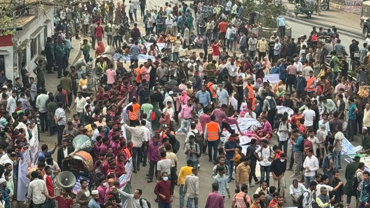 প্রেসক্লাবের সামনে আউটসোর্সিং কর্মীদের সড়ক অবরোধ