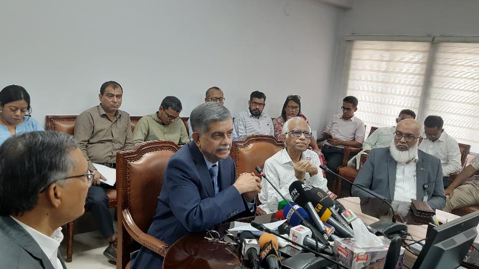 দেশেই যেন শিক্ষার্থীরা ভবিষ্যৎ নির্মাণের সুযোগ পায়: উপদেষ্টা আবরার