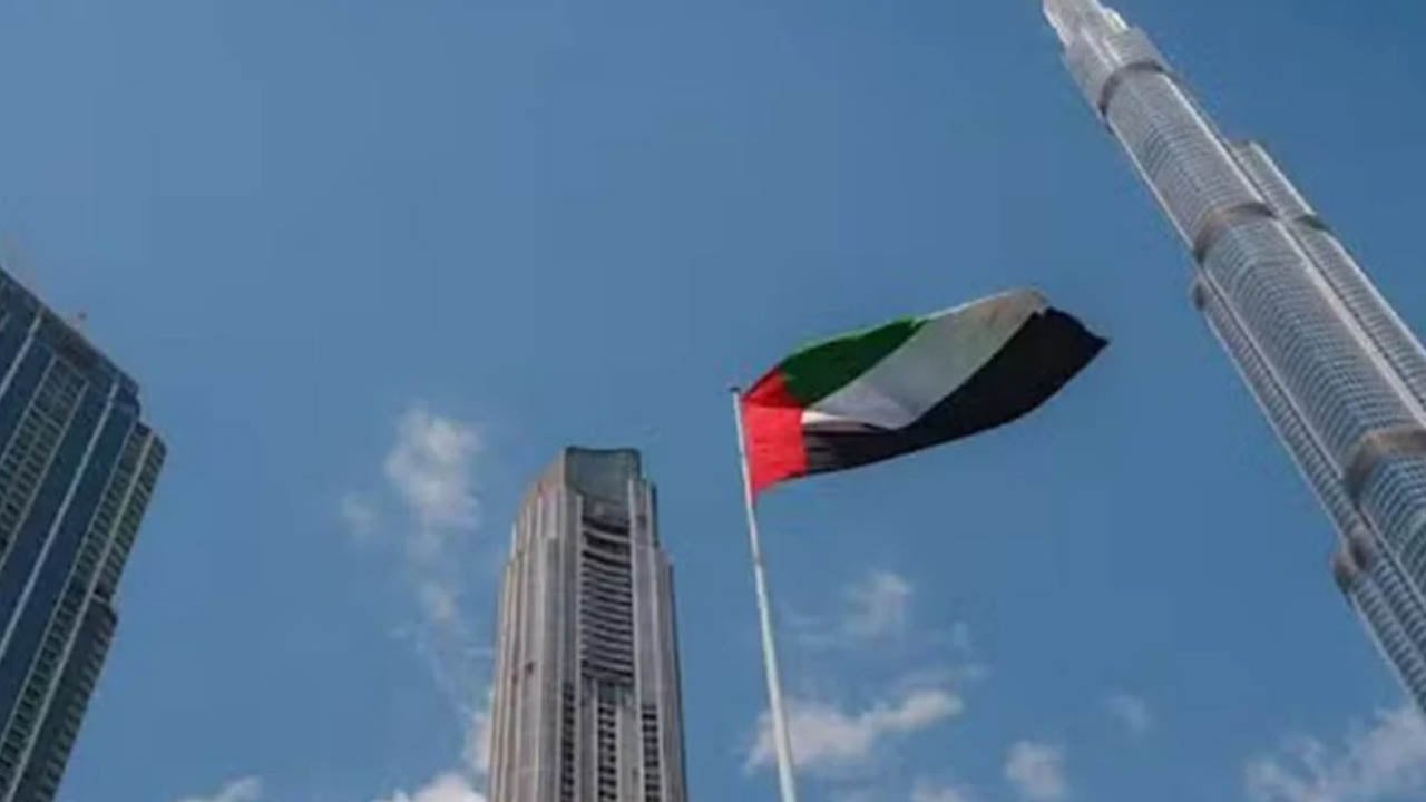 আবুধাবিতে রকেটের ধ্বংসাবশেষ পড়ে একজন নিহত