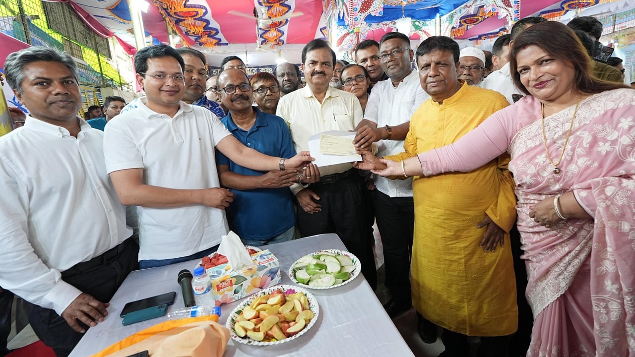 প্রধানমন্ত্রীর পক্ষ থেকে ঢাকা-১৭ আসনে ৪ মন্দিরে আর্থিক সহায়তা