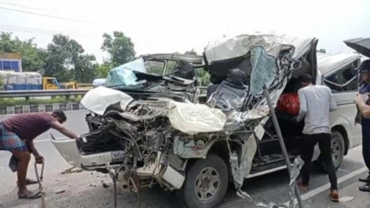 টাঙ্গাইলে ট্রাক-মাইক্রোবাস সংঘর্ষ, দুই ছেলেসহ বাবা নিহত