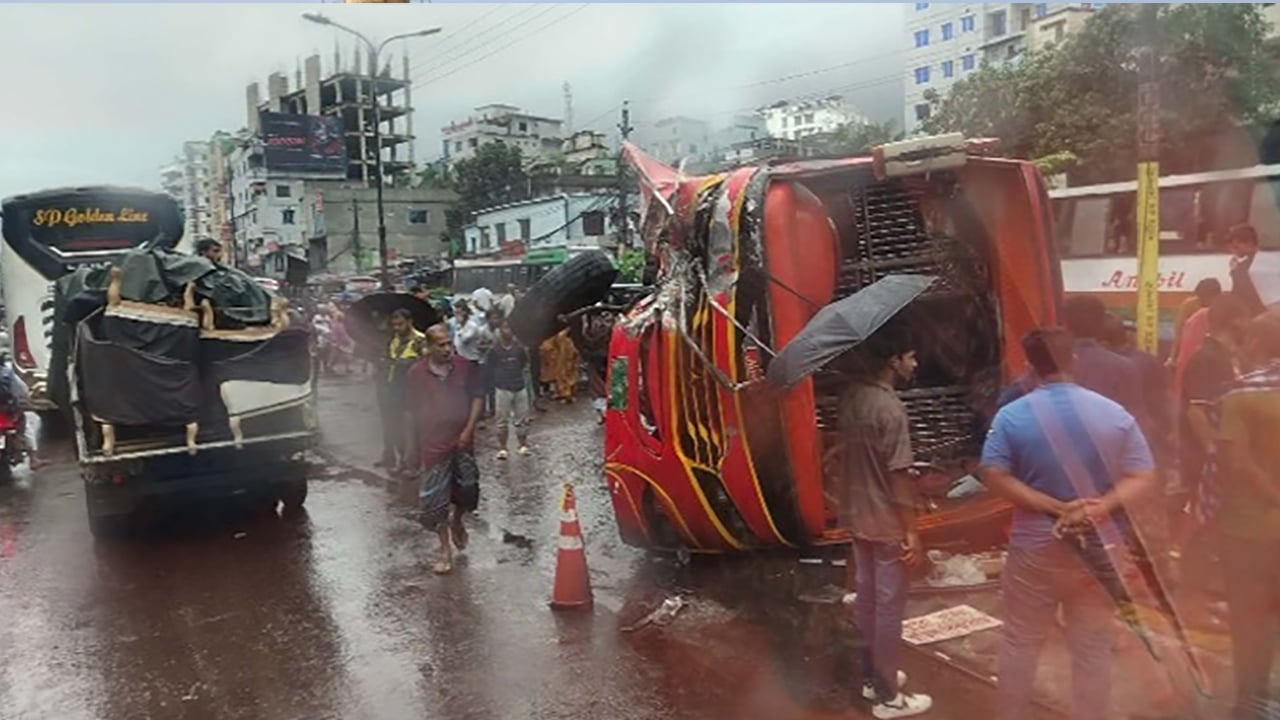 রাজধানীর নদ্দায় দুই বাসের মুখোমুখি সংঘর্ষে নিহত ১