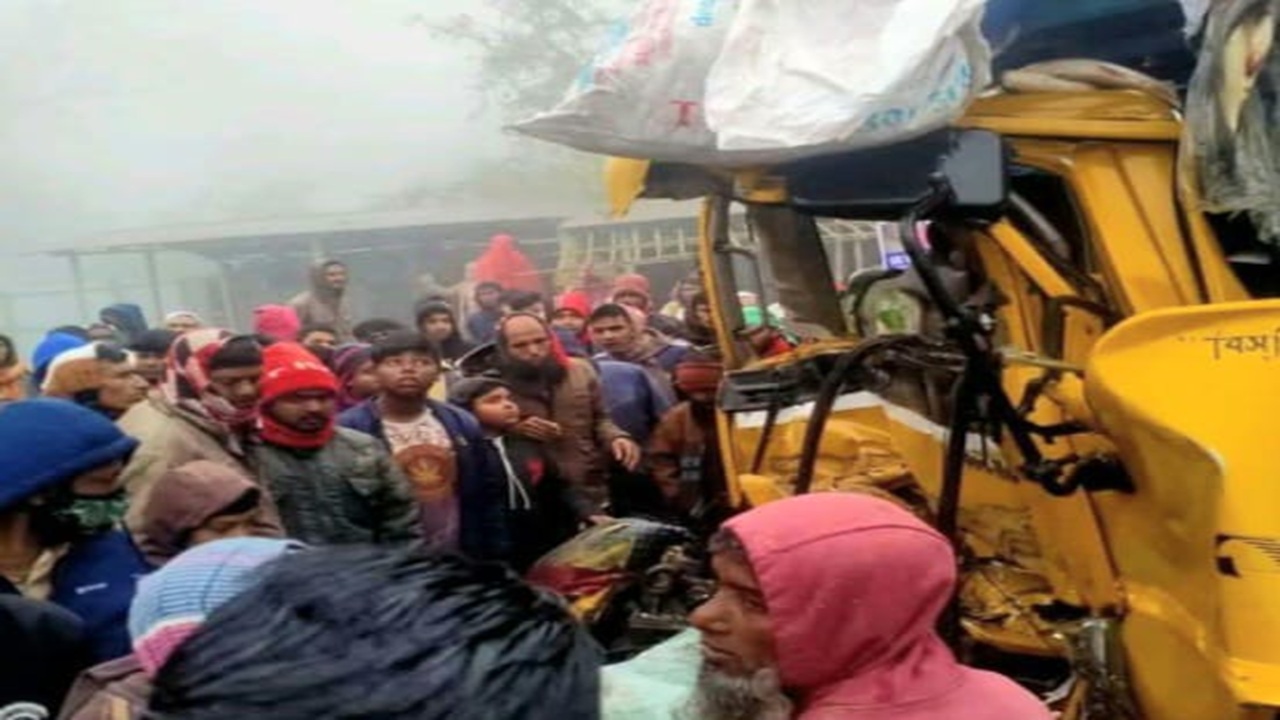 বগুড়ায় দুই ট্রাকের মুখোমুখি সংঘর্ষে নিহত ১