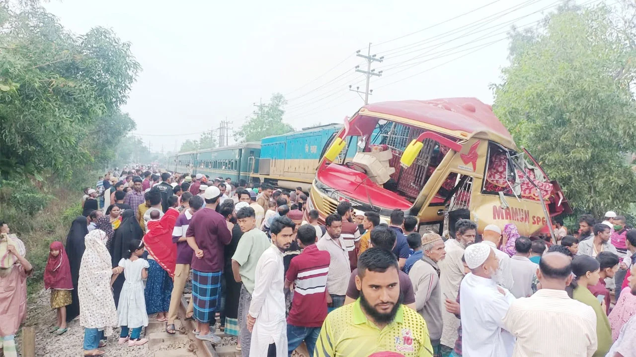 কুমিল্লায় বাস-ট্রেন সংঘর্ষে প্রাণহানিতে কৃষিমন্ত্রীর শোক
