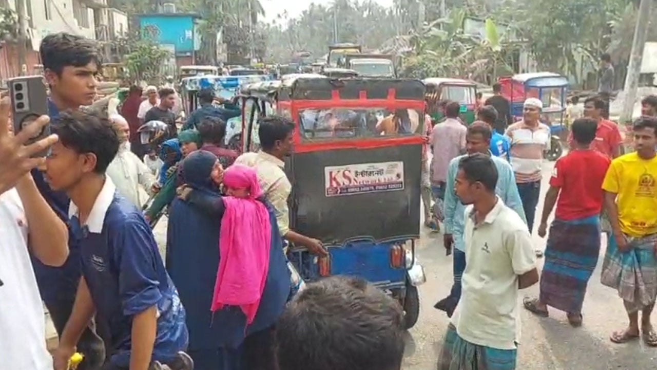 লক্ষ্মীপুরে পৃথক সড়ক দুর্ঘটনায় নিহত ২