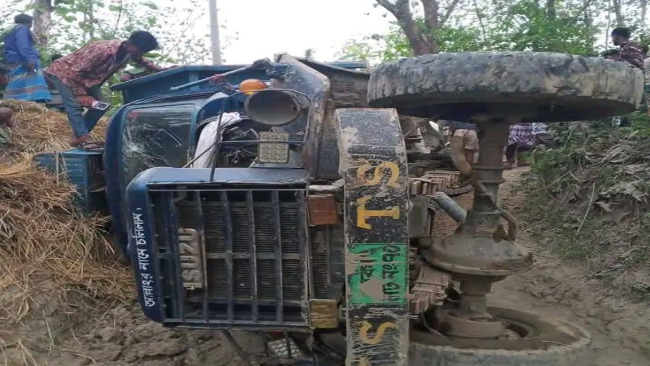 লামায় ধানবোঝাই ট্রাক উল্টে নিহত ১ আহত ১২