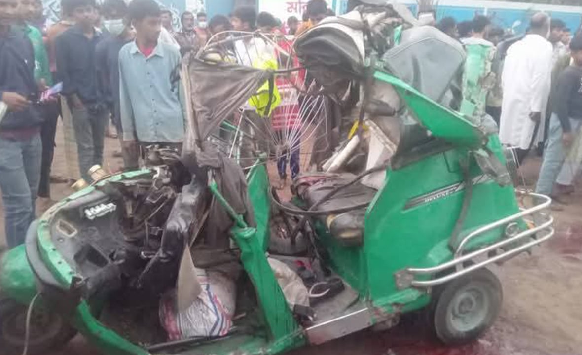পাবনায় বাস-সিএনজির মুখোমুখি সংঘর্ষে নিহত ৪