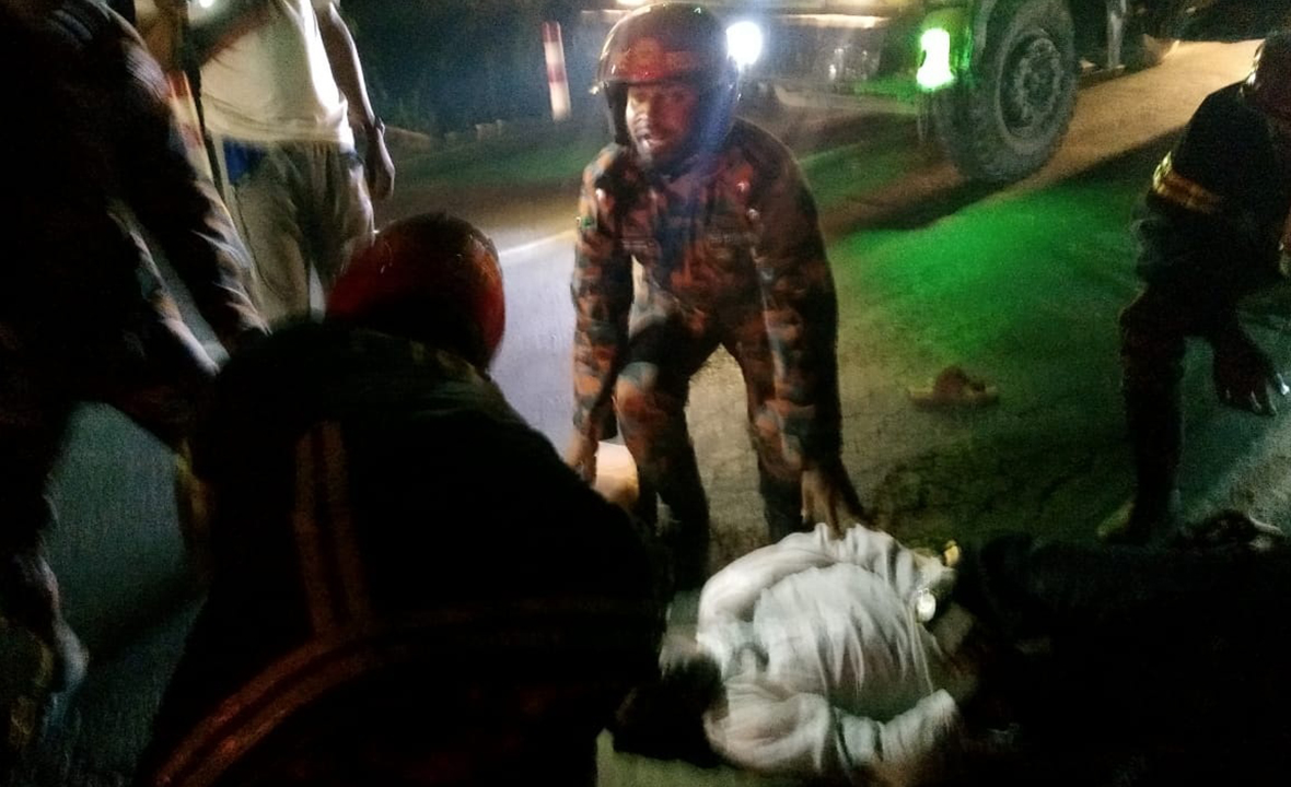 গৌরনদীতে মহাসড়কে ঝরলো দুই প্রাণ