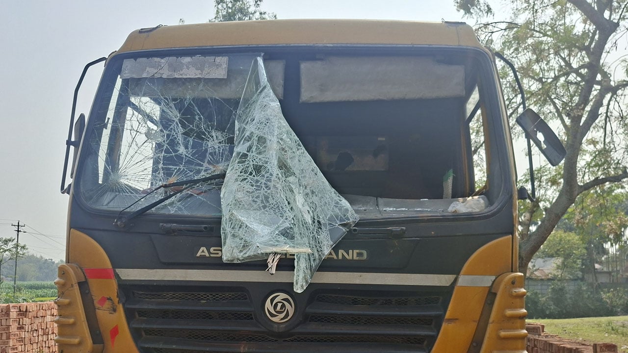 ট্রাকের চাকায় পিষ্ট হয়ে ৫ বছরের শিশু নিহত